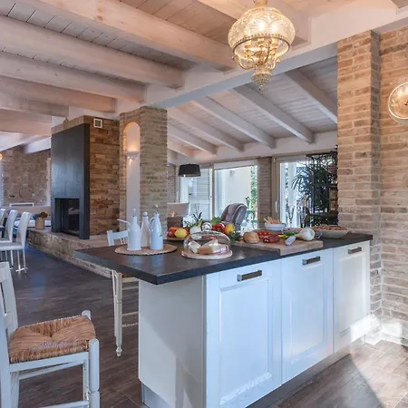 Casa Di Pali 8, Emma