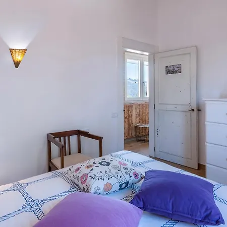 Casa Di Pali 8, Emma