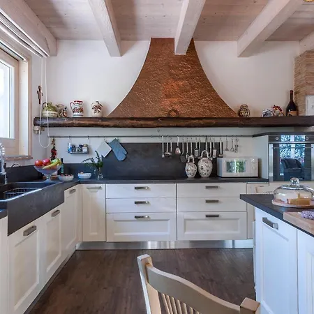 Casa Di Pali 8, Emma Vila *