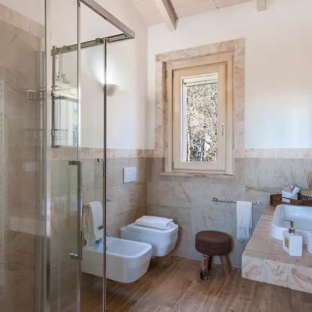 Casa Di Pali 8, Emma